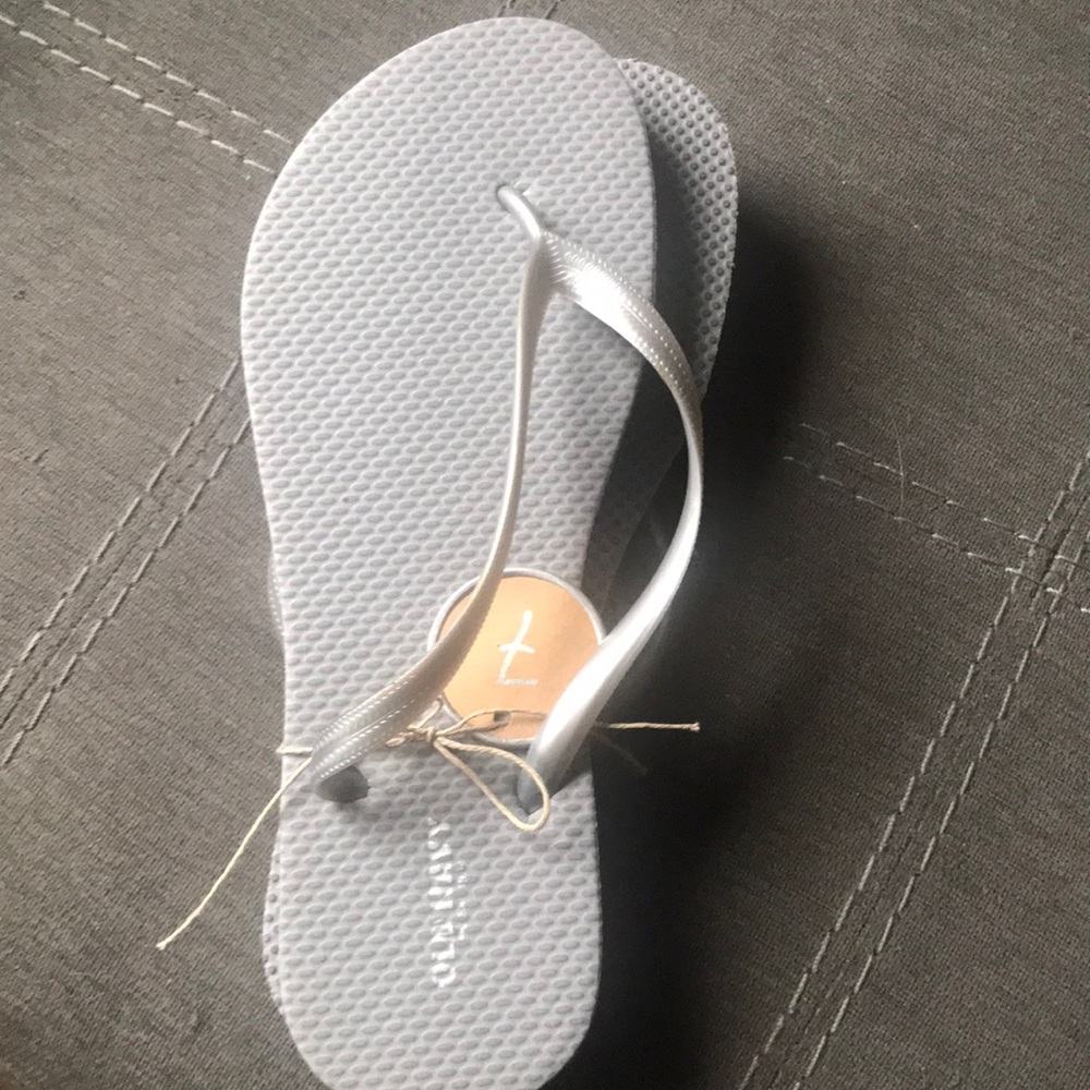Old navy grey flip flops